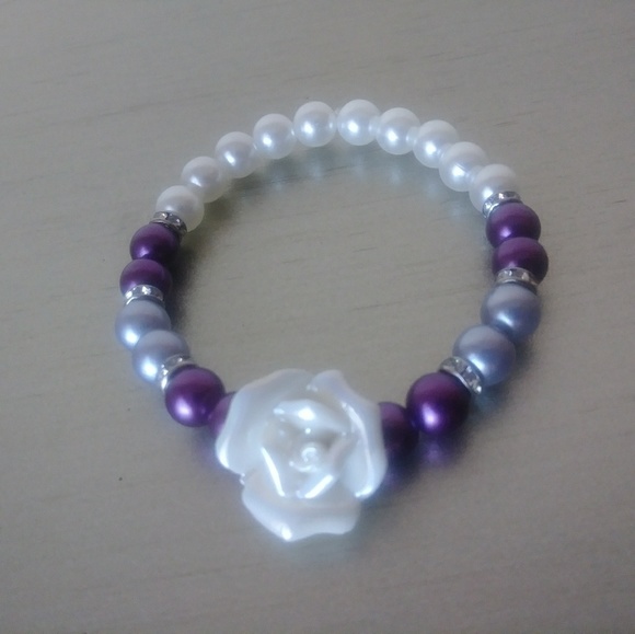 Handmade rose and faux pearls bracelet - Picture 1 of 3